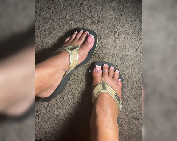 Solequeenri aka solequeenri OnlyFans - I love chunky flip flops