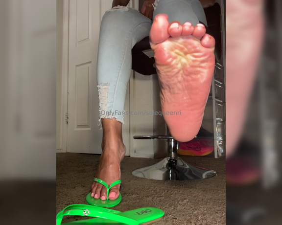 Solequeenri aka solequeenri OnlyFans - Flip flop dangle joi