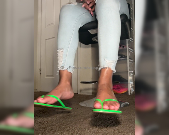 Solequeenri aka solequeenri OnlyFans - Flip flop dangle joi