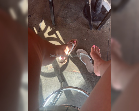 Solequeenri aka solequeenri OnlyFans - Flip flop dangle in public