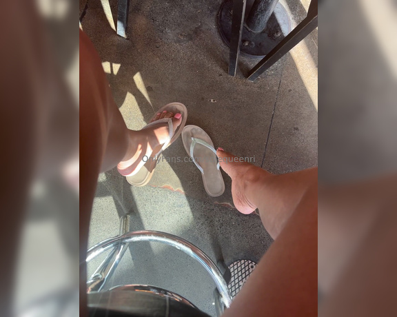 Solequeenri aka solequeenri OnlyFans - Flip flop dangle in public