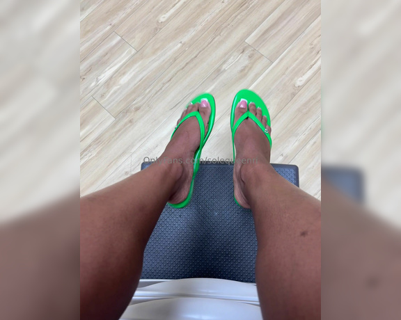 Solequeenri aka solequeenri OnlyFans - Dangling my feet at the dermatologist office