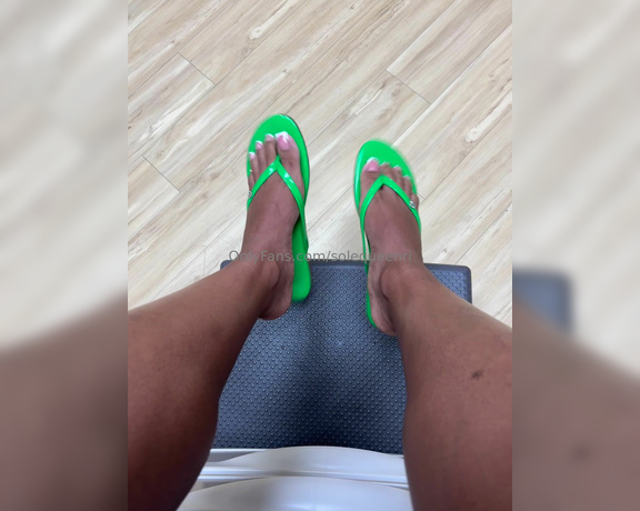 Solequeenri aka solequeenri OnlyFans - Dangling my feet at the dermatologist office