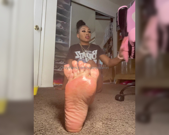 Solequeenri aka solequeenri OnlyFans - Toe spreads