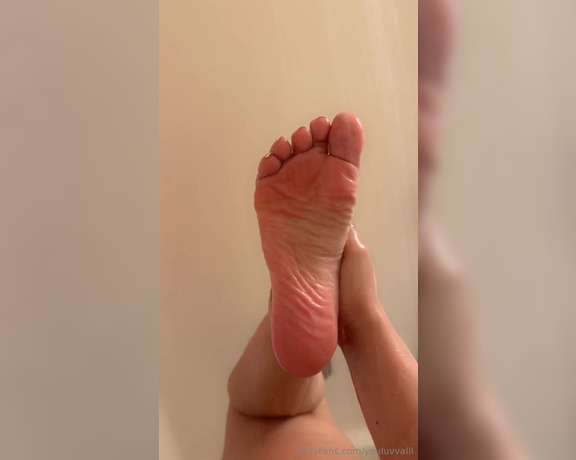 Youluvvalll aka youluvvalll OnlyFans - Wrinkled scrunch soles in the shower just good enough for you to worship