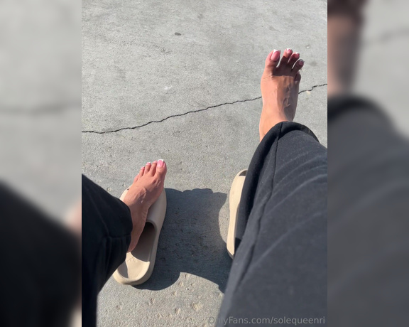 Solequeenri aka solequeenri OnlyFans - Playing with my feet at the car wash