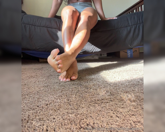 Solequeenri aka solequeenri OnlyFans - POV your pretty neighbor with the sexiest feet confronts you about staring at her feet