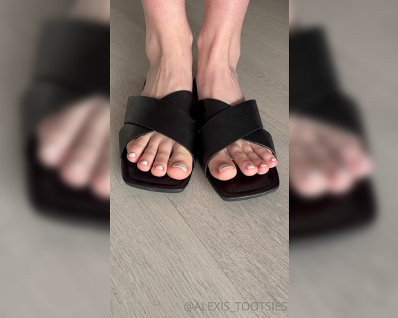 Alexis_tootsies aka alexis_tootsies OnlyFans - I need to buy more sandals! Do you like my feet in sandals Swipe