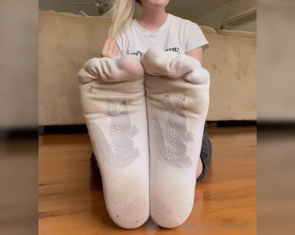 Alexis_tootsies aka alexis_tootsies OnlyFans - Here’s the rest of this set! What do you think my socks smell like