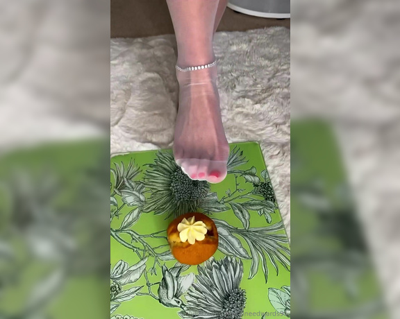 Lorraine Edwards aka lorraineedwards91 OnlyFans - Cake crushing with nylons