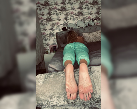 Lorraine Edwards aka lorraineedwards91 OnlyFans - Suck my toes baby I’m tired and sleepy and I wanna get some real comfort