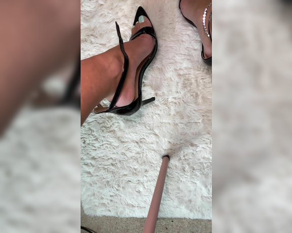 Lorraine Edwards aka lorraineedwards91 OnlyFans - Taking my heels off after a long day