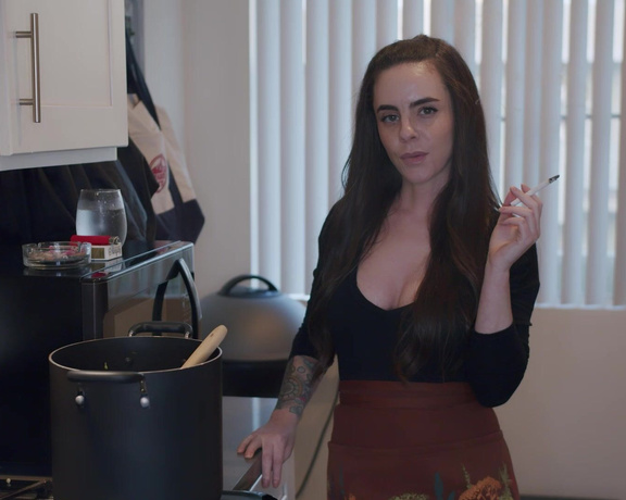 ManyVids - Dani Lynn - Smoking and Cooking Dinner