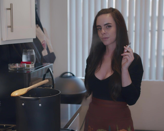 ManyVids - Dani Lynn - Smoking and Cooking Dinner