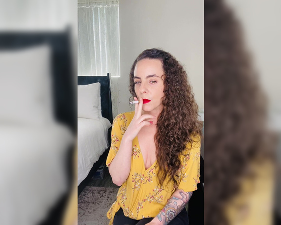 ManyVids - Dani Lynn - Smoking In Yellow Blouse