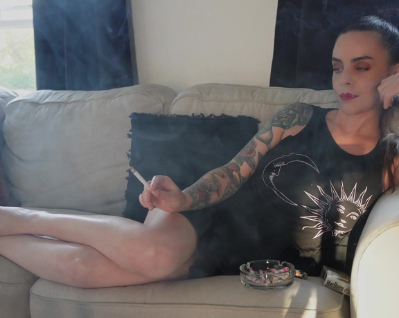 ManyVids - Dani Lynn - Smoking 100s and Watching TV