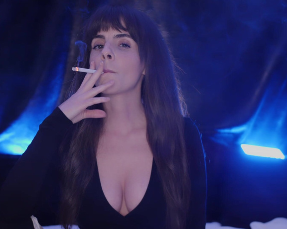 ManyVids - Dani Lynn - Smoking 100s On Bed Close Up