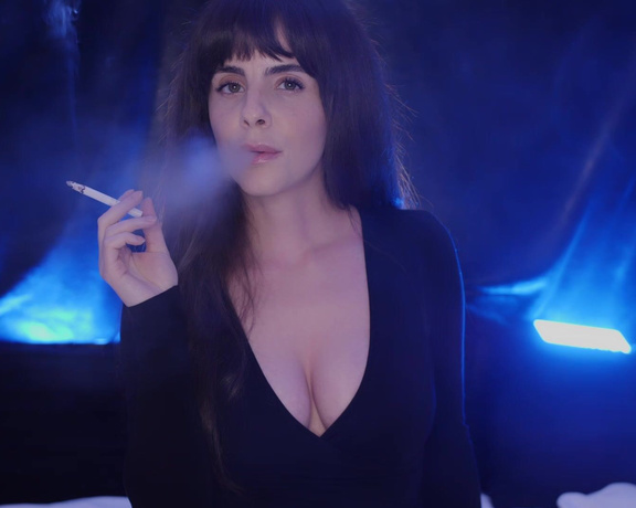 ManyVids - Dani Lynn - Smoking 100s On Bed Close Up