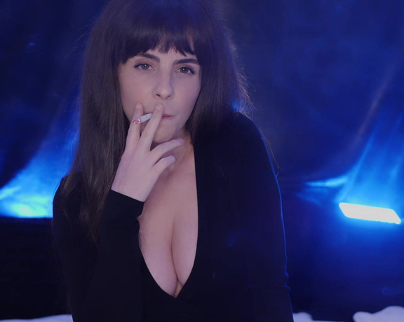 ManyVids - Dani Lynn - Smoking 100s On Bed Close Up