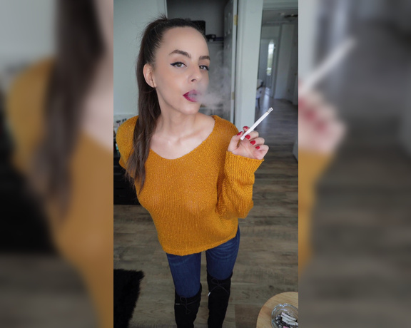 ManyVids - Dani Lynn - Smoking in Jeans and Thigh High Boots