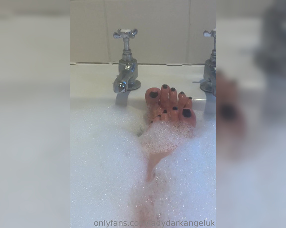 Lady Dark Angel aka Ladydarkangeluk Onlyfans - For you foot lovers  #footworship #bathtime