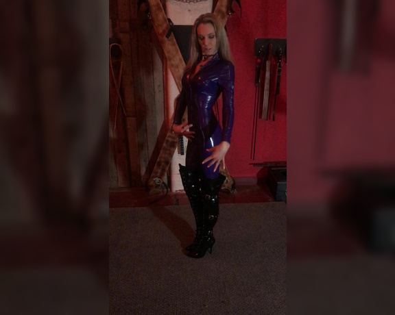 Lady Dark Angel aka Ladydarkangeluk Onlyfans - Latex catsuit specially made to fit me x Introductory clip before I start my session showing the