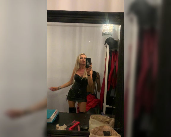 Lady Dark Angel aka Ladydarkangeluk Onlyfans - Some awesome tunes on the radio this morning Dancing round my dressing room instead of getting read