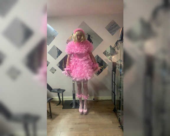 Lady Dark Angel aka Ladydarkangeluk Onlyfans - My sissy Jayne practicing her courtesy