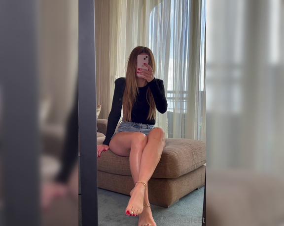 Simply Milena aka simplymilena OnlyFans - Can I tease you with my legs and feet