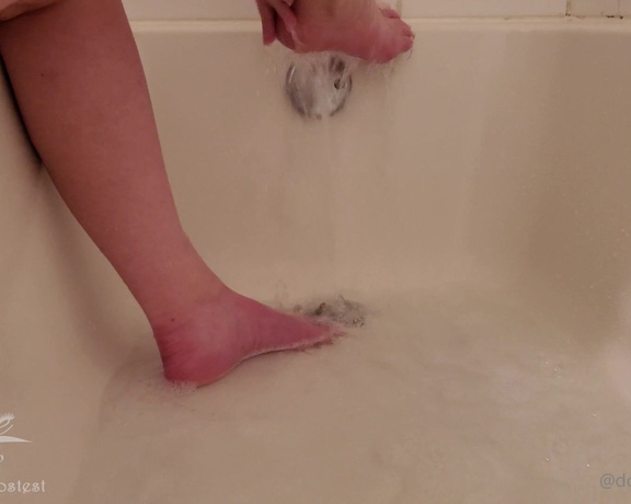 DMostest aka doingthemostest OnlyFans - Things got a littledirty today and my feet needed a good wash!