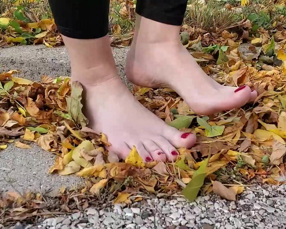 DMostest aka doingthemostest OnlyFans - Walking outside, crunching on leaves and wearing leggings! Its been chilly here