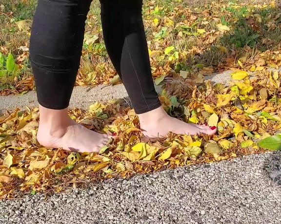 DMostest aka doingthemostest OnlyFans - Walking outside, crunching on leaves and wearing leggings! Its been chilly here