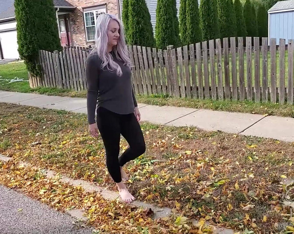 DMostest aka doingthemostest OnlyFans - Walking outside, crunching on leaves and wearing leggings! Its been chilly here