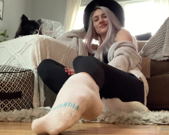 DMostest aka doingthemostest OnlyFans - Taking off these dirty socks to tease ya with my feet