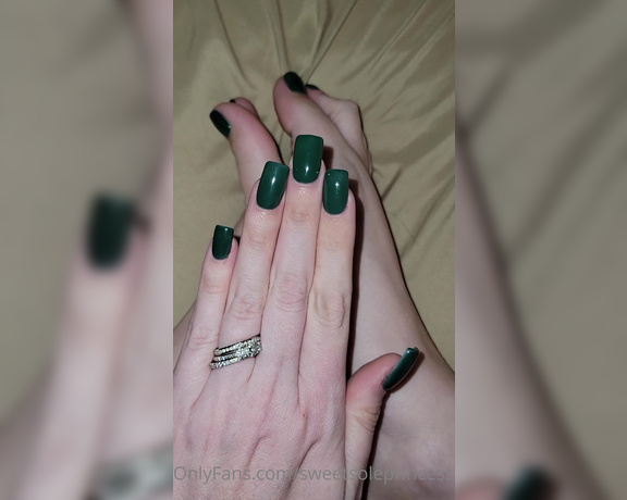 Megan Fletcher aka sweetsoleprincess OnlyFans - Much needed pedicure after traveling so long Dark green! Im obsessed! Ill be uploading lots