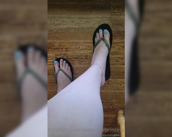 Megan Fletcher aka sweetsoleprincess OnlyFans - Flip flops under my glass desk while working from home This video even made