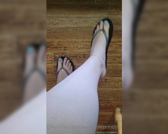 Megan Fletcher aka sweetsoleprincess OnlyFans - Flip flops under my glass desk while working from home This video even made