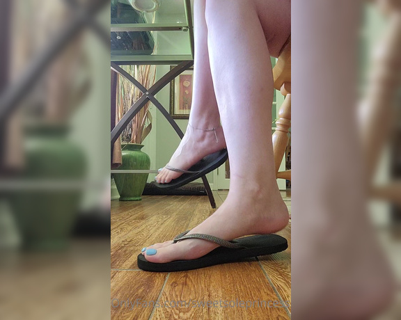 Megan Fletcher aka sweetsoleprincess OnlyFans - Flip flops under my glass desk while working from home This video even made