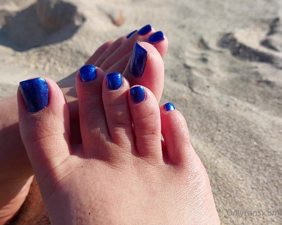 Mica Sandy aka sandysmallfeet OnlyFans - Sound of waves, sand and perfect blue pedi Sensual toes wiggling video, so sexy