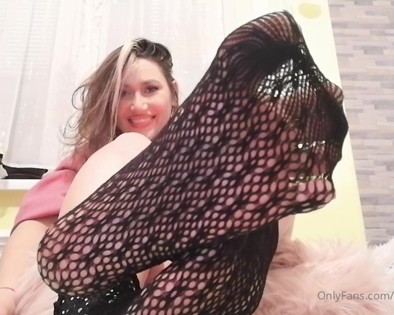 Mica Sandy aka sandysmallfeet OnlyFans - Enjoy fishnets removeing and oily soles feel free to tip