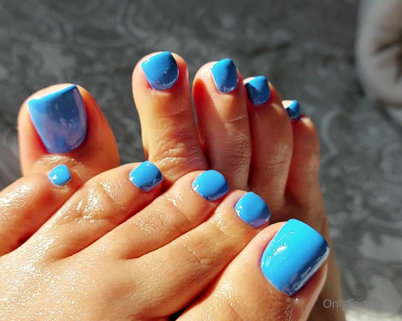 Mica Sandy aka sandysmallfeet OnlyFans - Blue is my color for sure! Enjoy toes close