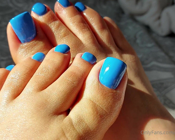 Mica Sandy aka sandysmallfeet OnlyFans - Blue is my color for sure! Enjoy toes close