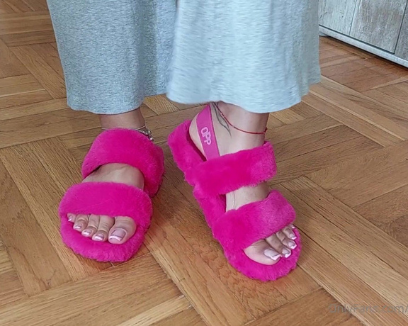 Mica Sandy aka sandysmallfeet OnlyFans - Are you a fan of fluffy pink flat sandals They go so good with my new