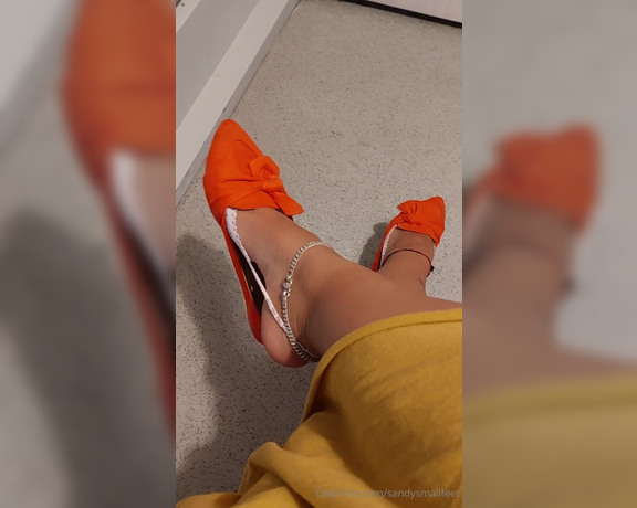 Mica Sandy aka sandysmallfeet OnlyFans - Quick public dangle at the restaurant