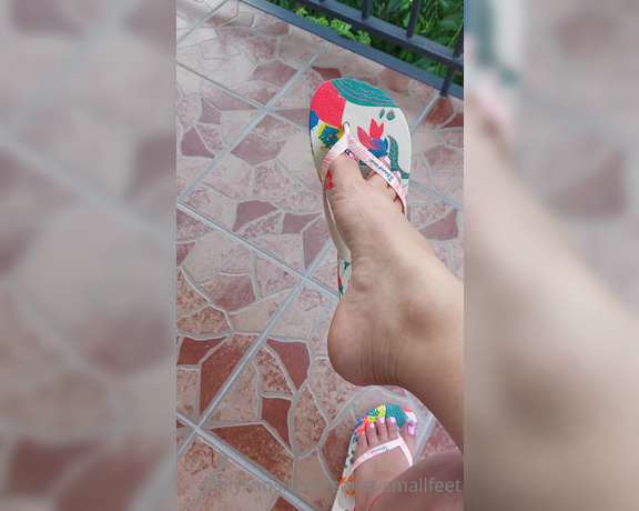 Mica Sandy aka sandysmallfeet OnlyFans - Silent dangle in my favorite flip flops i love this pedi so much You can