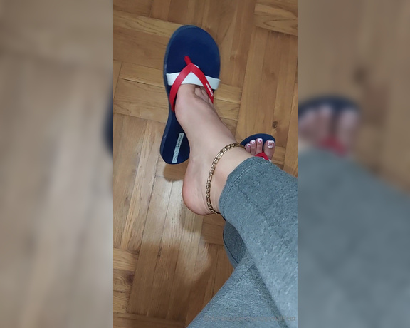 Mica Sandy aka sandysmallfeet OnlyFans - Love dangling and teasing you