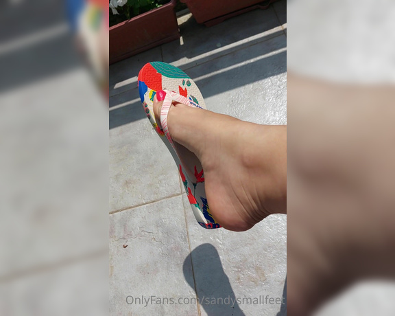 Mica Sandy aka sandysmallfeet OnlyFans - It was so crowded outside, so here is a quick dangle