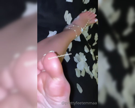 Prettyfeetemmaa aka prettyfeetemmaa OnlyFans - Smooth legs white toes, soles and arches rubbing up and down my legs and turning over