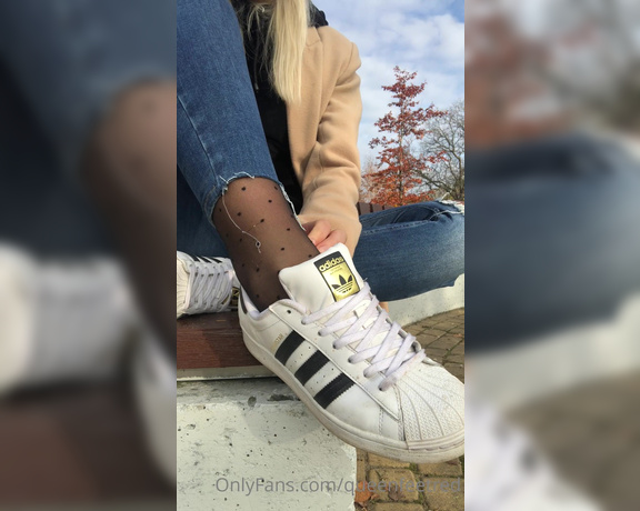 Queenfeetred aka queenfeetred OnlyFans - Which soles u would lick nylon or superstar