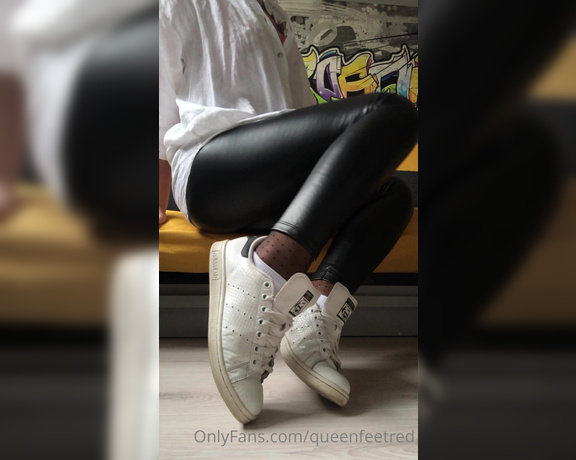 Queenfeetred aka queenfeetred OnlyFans - I take off clothes and get relax